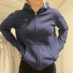 Gant hoodie - Jätte skön Gant Hoodie i storlek 170 (motsvarar S) är i fint skick💞  Nypris 799kr, säljer för 150kr+frakt💞💞