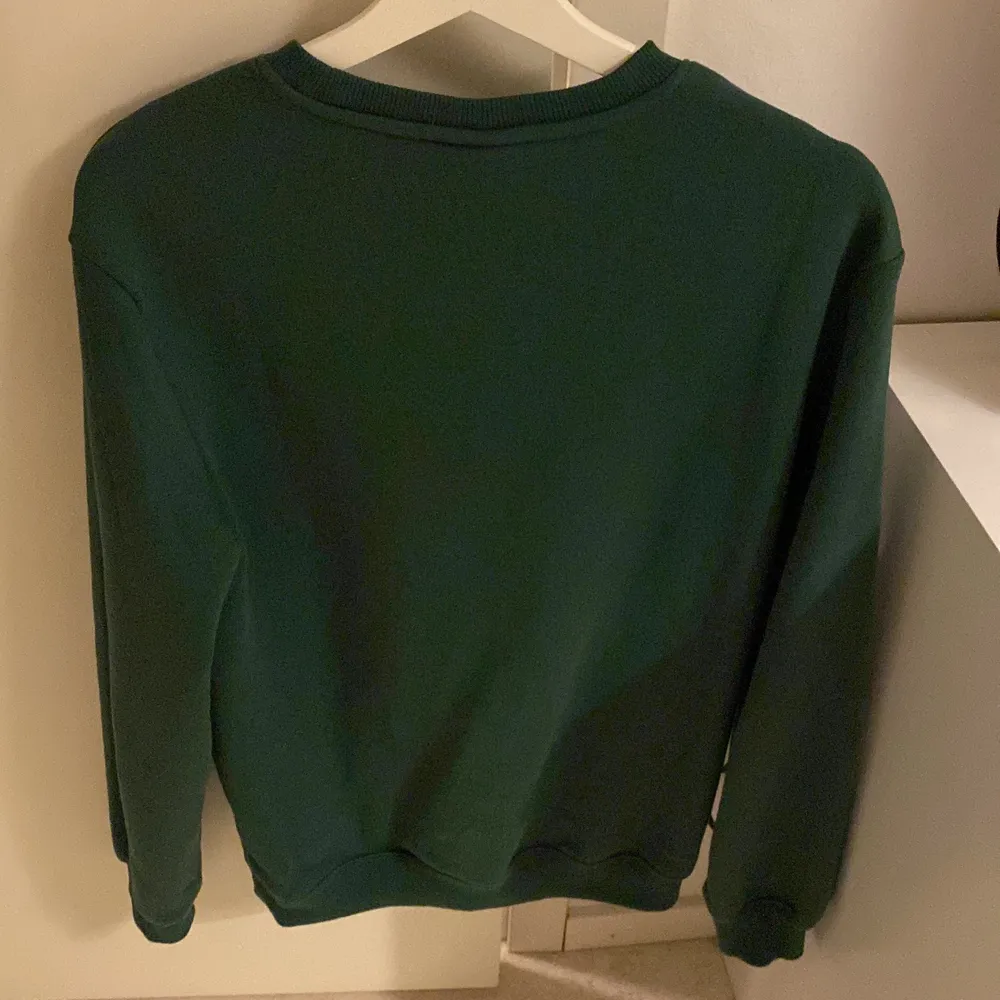 En super fin trendig grön tröja från HM som inte kommer till användning! Köparen står för frakten! 💘. Tröjor & Koftor.