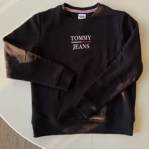 En fin tröja från Tommy Jeans, men är lite för liten för mig. Har vanligtvis storlek S själv. Plagget är i storlek M.😉