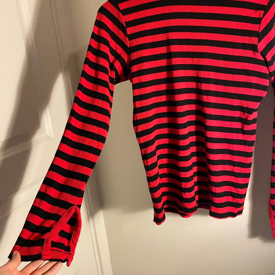 Röd och svartrandig tröja - 90