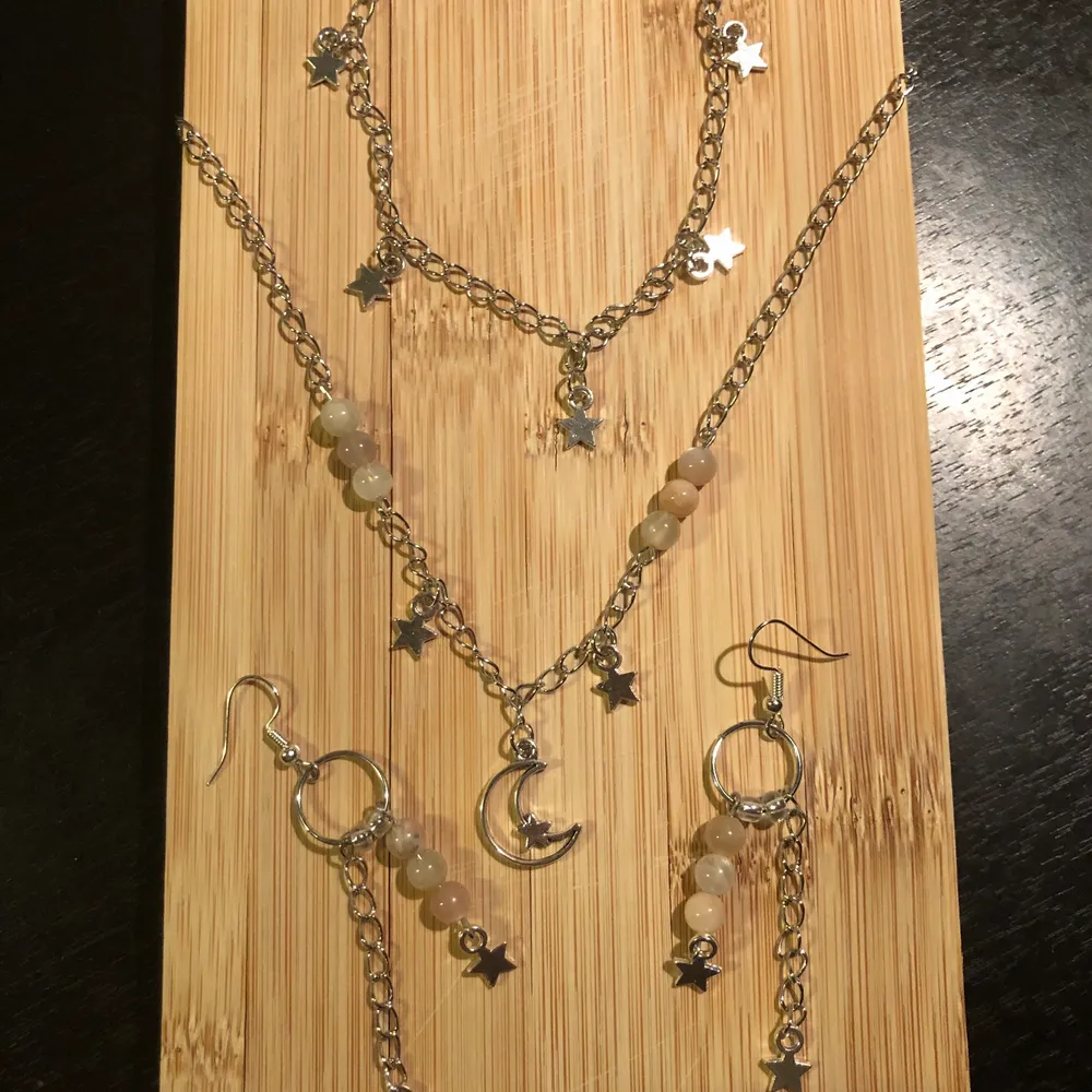 Handgjorda smycken med äkta solsten 💕 2 halsband (ett med bara stjärnor) och ett par örhängen ❤️ betalning via swish . Accessoarer.