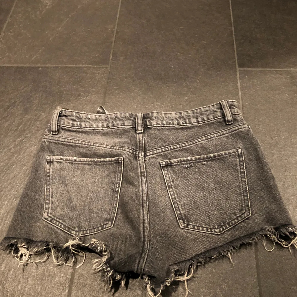 Gråa jeans shorts från Zara storlek S❤️ . Shorts.