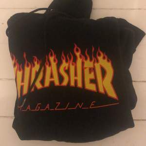 Thrasher hoodie med flames. Storlek large men den sitter som S tror det är för den är Youth. Najs passform och everyday hoodie. Bra skick!
