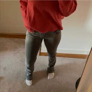 Super duper fina gråa jeans med nitar på bakfickorna. Köptes här på Plick men var för stora på mig så att dom gled ned därför är det lånade bilder men fråga bara om ni vill ha egna så fixar jag! Skulle passa storlek 36!