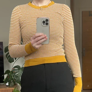 Långärmad mönstrad topp XS Zara - Långärmad mönstrad topp i strl XS från Zara. Fint använt  skick, stretchigt tyg så passar XS-S.