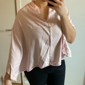 Poncho Rosa - Säljer min rosa poncho helt oanvänd från kappahl i storlek M
