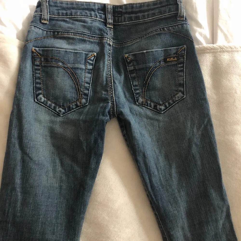 Skitsnygga lågmidjade jeans ifrån killah. Säljer då de tyvärr är försmå för mig.😭 skulle säga att de passar en xs-xxs. W24 och är perfekt längd på mig som är 157 cm.. Jeans & Byxor.