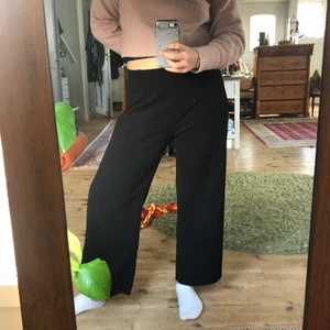 Svarta byxor - Kan användas som mys eller ute byxor. Klassiska skönabyxor ha till allt! S-m-l