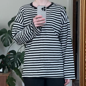 Långärmad randig topp onesize - Långärmad svartvit-randig topp. Onesize, jag bär vanligtvis S på överkroppen. Inköpt på Spinns i Harajuku, Tokyo.