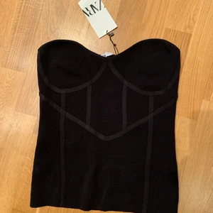 Korsett topp från Zara - Korsett från zara med struktur. Aldrig använd. Stl M