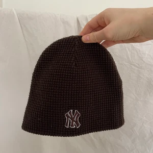 mössa - new york yankees mössa som är vändbar i brunt och rosa (se bilder)