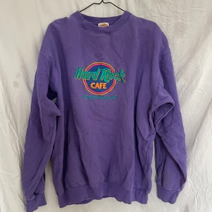 hard rock café sweatshirt  - otrolig hard rock café sweatshirt (stockholm). äldre modell som är broderad och inte tryckt text som de nyare. min första och mest älskade hard rock tröja som är redo för ett nytt hem❤️‍🩹 (skrynklig på bilder men går ju att stryka/försvinner när man haft på sig den ett tag)