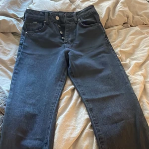 Jeans  - Säljer dessa svarta jeans då tyvär är för små för mig! Det är en straight modell och är ifrån karve! Storlek 24