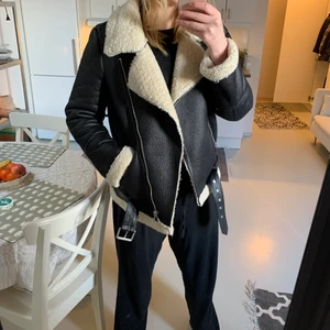 Jacka - Bikerjacket från Mango med vit innerfoder. Något bomulls liknade material på utsidan. Stl M. 