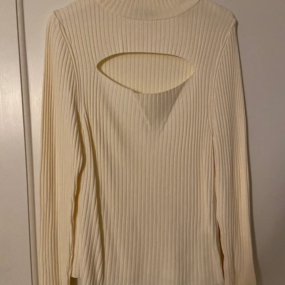 En tröja med en skärning på bröstet! Snygg och skön. Frakt betalas av köpare 👏. Tröjor & Koftor.
