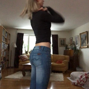 Lågmidjade bootcut  - Ett par lågmidjade bootcut jeans från okänt märke (de är köpta second hand). De är i stl 25, eller en xxs, bra i längden på mig som är 164!😊