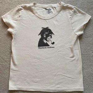 Brandy Melville crop top - En crop trop från Brandy Melville, super söt tröja som skulle passa perfekt till low rise jeans! Det står att det är one size men skulle säga att det passar XS-S. 