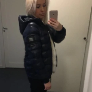 Glansig peak jacka - Detta är en mörkblå glansig jacka från peak performance. Super skön och fin💓