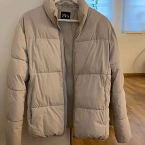 Zara jacka - Funderar på att sälja min skit snygga Zara jacka. Säljer endast vid bra bud. Köpt för 600kr på Herr avdelningen