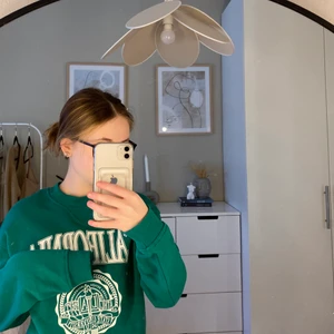 Grön sweatshirt  - En tröja i en jättefin grön nyans, i storlek XS och använd endast 2 gånger💚