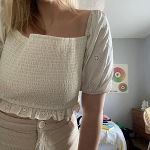 Vit croppad blus - Säljer en vit croppad blus med smock och fyrkantig urringning. Aldrig använd! 💕💕💕