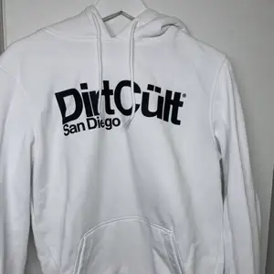 Hej säljer denna Dirtcült hoodie då jag bytt stil. Bara använt den ett fåtal gånger och de har varit hemma som myskläder. Väldigt skön och sitter fint. Säljer för 570 på grund av att den knappt är använd och i nyskick.🥰🥰🤩