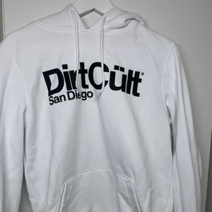 Dirtcült  - Hej säljer denna Dirtcült hoodie då jag bytt stil. Bara använt den ett fåtal gånger och de har varit hemma som myskläder. Väldigt skön och sitter fint. Säljer för 570 på grund av att den knappt är använd och i nyskick.🥰🥰🤩
