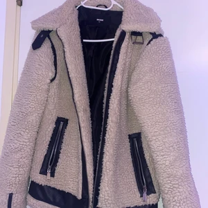 Teddy Jacka  - Varm och skön teddyjacka köpt här från plick och helt oanvänd av mig. Dock vet jag inte hur mycket den gamla ägaren använt den. Men skulle säga att den är i bra skick. Strl Xs från bikbok