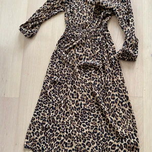 Leopardklänning hm - Fin och jätteskön leopardklänning i s, midiklänning . 