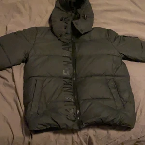 Calvin Klein jacka - Helt ny jacka använts några ggr. Storlek S, säljer pga köpte en ny jacka.