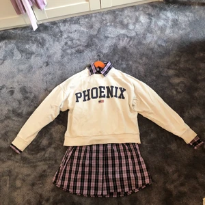 Klänning - Detta är en klänning från H&M. Lite smalare i midjan och större vid ärmarna. Materialet är lite skjortaktigt. Tycker den är fin men en tröja över. (Hoodien ingår ej) Köpare står för frakt som jag kollar upp när den är såld. (Prislappen är kvar)