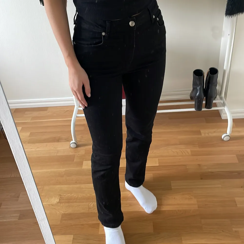 Raka stretchiga jeans från Asos! Storlek 28/32, passar mig som är S i det flesta jeans. Om man inte kan mötas upp skickas allt spårbart. Jeans & Byxor.