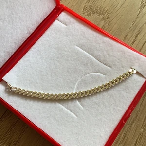 Armband från guldfynd - Fint kedje-armband från guldfynd. I silver. Köparen står för frakt.