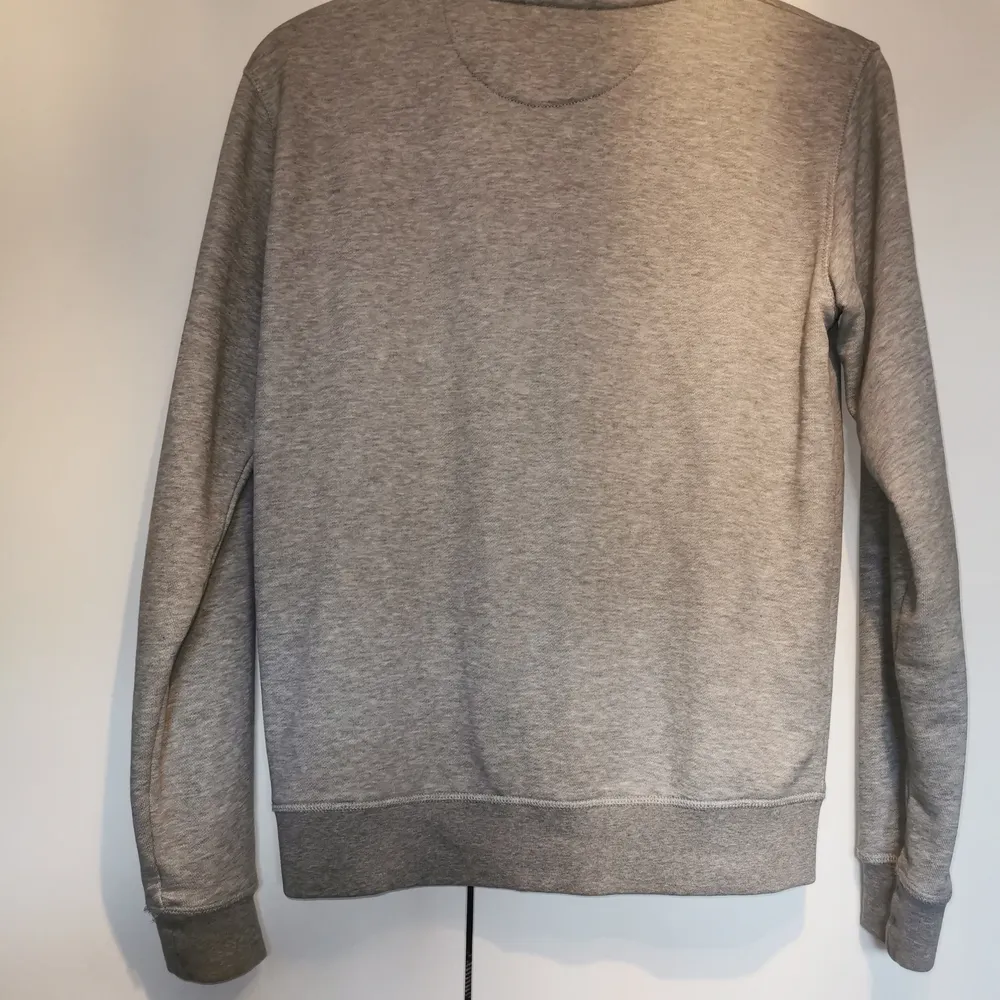 Grå gant crewneck, sällan använd, köpare står för eventuell fraktkostnad. . Neuletakit & Villapaidat.