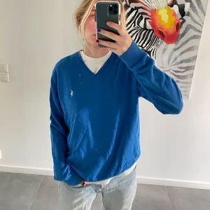 Blå ralph Lauren  - Blå Ralph lauren tröjan.. passar XS-M beroende på önskad passform. Jag bär vanligtvis cs/s💙💙💙 köpare står för frakten. SÅLD!!