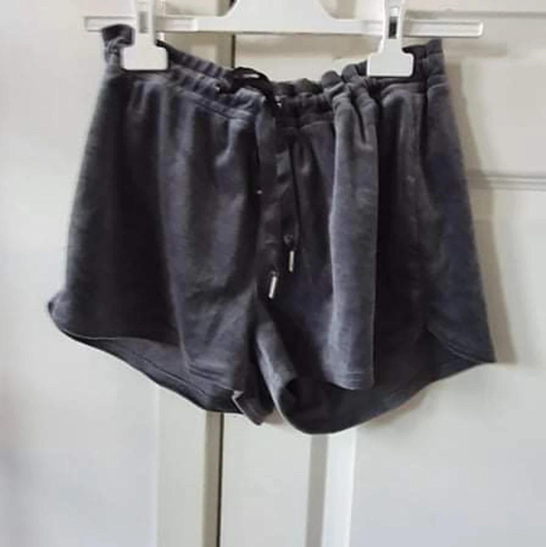 Gråa sammets shorts 
