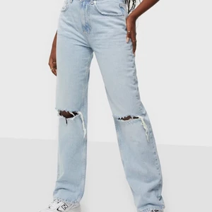 Gina Tricot Jeans 90s High Waist Jeans - Säljer mina 90s då de inte längre kommer till användning. Väl använda men inget som syns! Storlek 36-38 beroende på hur du vill att de ska sitta. Pris 150 kr + frakt 💙