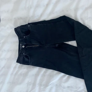 Svarta jeans - Svarta jeans från BikBok i storlek 24. Dessa är en rak modell fast lite tajtare och korta. De går till anklarna på mig och jag är 165. Dom är lite urtvättade men jag tycker de är snyggt då de är lite gråa🦋