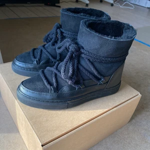 Inuikii sneaker Classic black - Säljer pga används för sällan! Köptes i december så bara använda några gånger. Varma och super bekväma skor! Kommer med original kartongen💘