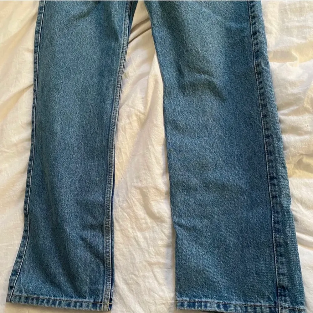 Jeans från Weekday i modellen ARROW. Köpta här på Plick, säljer vidare då de var för korta för mig. Bara provade av mig och tjejen jag köpte av, lappen sitter kvar. Storlek W26/L30. Jeans & Byxor.