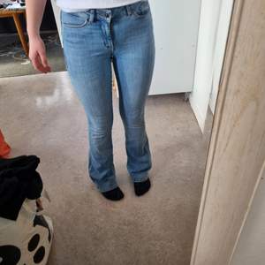 Bootcut jeans från vera mode i storlek 26/34. Sparsamt använda. Om de ska skickas tillkommer frakt.