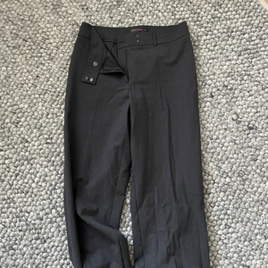 Kostym byxor - Säljer mina fina kostymbyxor köpta secondhand💕💕jätte fint skick inga defekter. Säljer då jag inte tycker dom passar i storleken, dom är i en storlek 40 men skulle mer aha att dom är för en 38/36💕