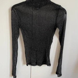 Glittrig topp  - Glittrig topp ifrån ginatricot. 