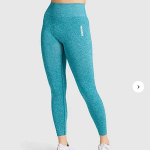Gymshark seamless leggings  - Adapt marl seamless leggings, storlek S, från gymshark. Köpta gör ca 1,5 år sedan men endast använda 2-3 gånger så dem är i ny skick. Materialet är även superskönt och stretchigt! Köparen står för frakt om vi inte kommer överens om annat😇