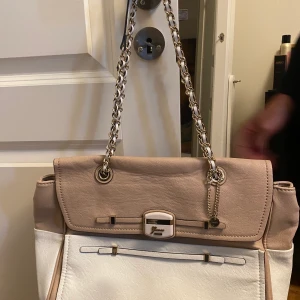 Guess väska - En guess väska som det mesta får plats i. Köpt i usa på guess egna butik för några år sen, väskan är i väldigt bra skick.