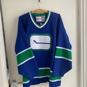 Cool oversize hockeytröja  - Streetig hockeytröja. Mycket oversize.