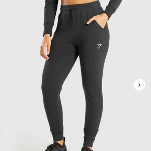 Gymshark pippa joggers  - Gymshark pippa training joggers, storlek M. Helt oanvända då jag fick hem fel storlek. Riktigt skönt material som kan användas både som träningsbyxor men även som mysbyxor! Köparen står för frakt😇