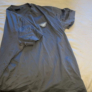 Emporio Armani T-shirt  - T-shirt använd typ 3-5 gånger (1200 kr nypris)