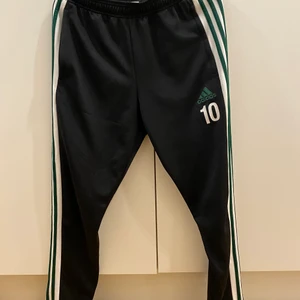 Långa träningsbyxor Adidas. Strl. M - Långa träningsbyxor Adidas. Storlek M. Fint skick