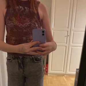 Rockstar uo crop topp 😍 - As snygg magtröja/topp från Urban outfitters som inte kommer till användning. Min syster är xs och så här ser den ut på henne 💕 köptes för 350 kr men säljer för 275 ❤️